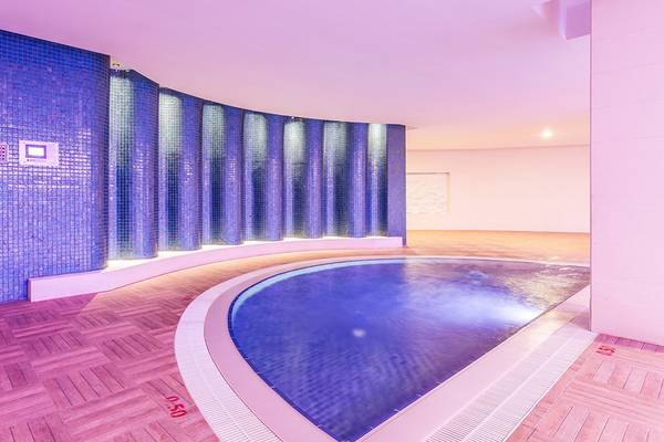 Innenpool im Villa Side Residence Hotel mit blauen Kacheln und rosa Tür.