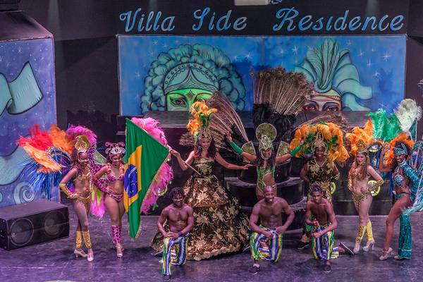 Brasilianische Karnevalstanzgruppe vor der Villa Side Residence Kulisse