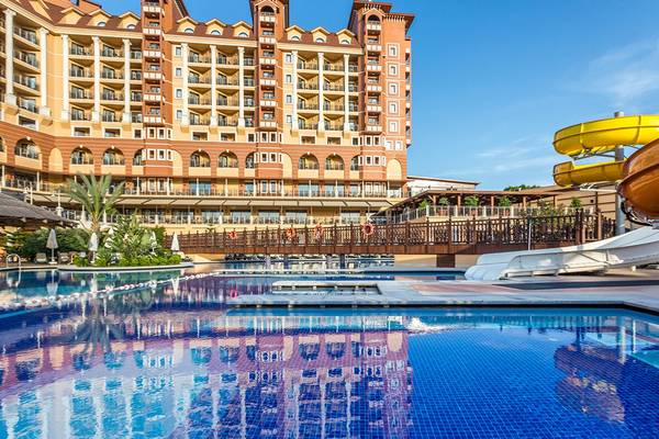 Ein großer Swimmingpool mit Wasserrutschen vor dem Hotel Villa Side Residence.