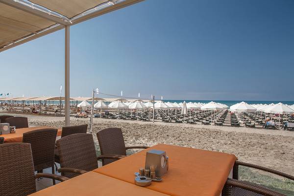 Restaurantbereich der Villa Side Residence mit Blick auf den Strand und das Meer