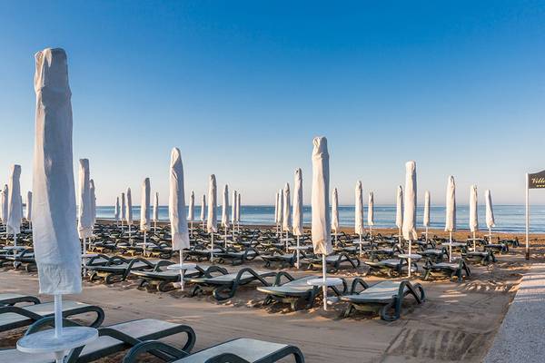 Strand der Villa Side Residence mit vielen Sonnenliegen und Sonnenschirmen