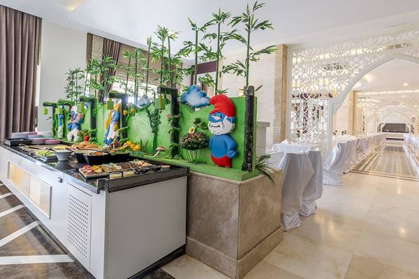 Buffetbereich im Hotel Villa Side Residence mit grüner Pflanzenwand und Dekorationen.