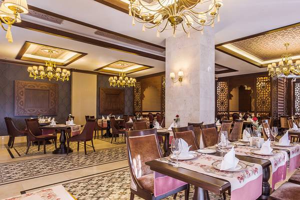 Innenbereich des Restaurants der Villa Side Residence mit reich verzierten Decken und eleganten Tischdekorationen.