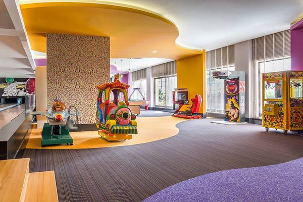 Spielbereich im Hotel Villa Side Residence mit Bowlingbahn, Spielautos und Spielkonsolen.