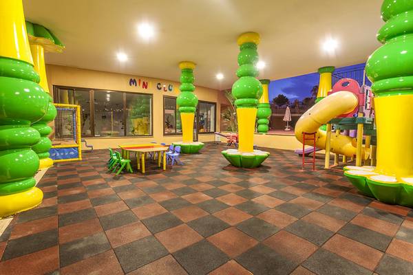 Kinderspielplatz im Villa Side Residence Hotel mit bunten Säulen und Rutsche