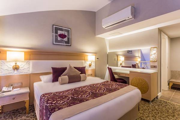 Hotelzimmer in der Villa Side Residence mit Doppelbett, Schreibtisch und Klimaanlage.