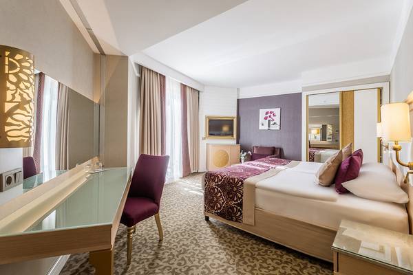 Hotelzimmer der Villa Side Residence mit zwei Betten, Schreibtisch und Stühle.