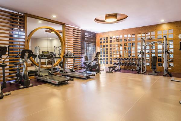 Fitnesscenter im Hotel Villa Side Residence mit Laufbändern, Hanteln und Spiegeln.