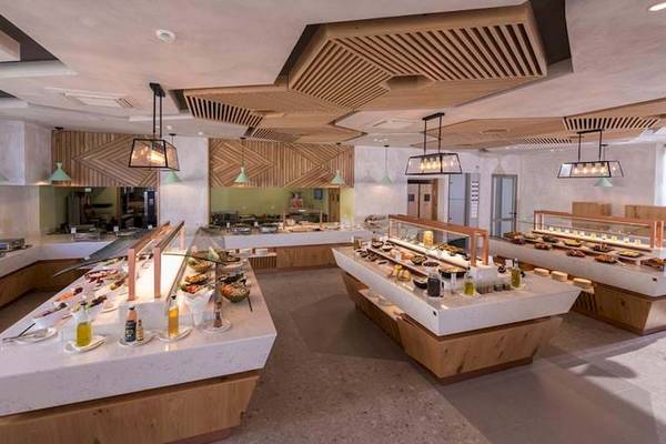 Innenansicht des Restaurants im Cactus Mare Hotel mit vielen Speisen auf Marmortheken.
