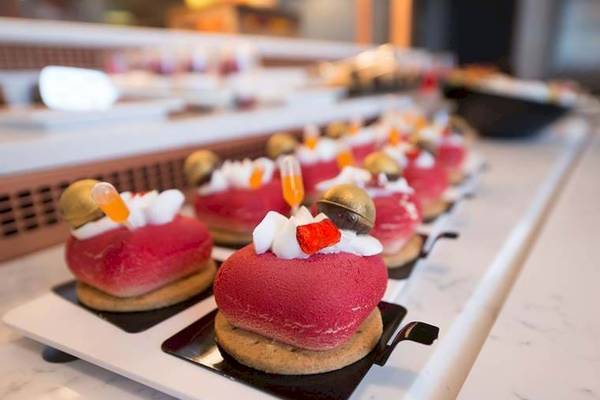 Rote Desserts mit Dekorationen auf einer weißen Platte im Cactus Mare Hotel