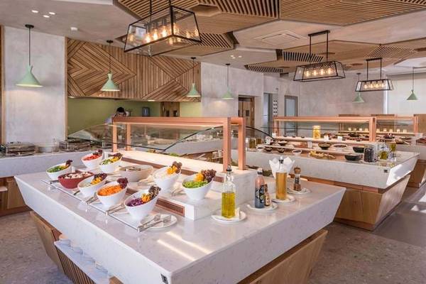 Buffetbereich im Hotel Cactus Mare mit verschiedenen Speisen und Salaten auf einer weißen Marmortheke.