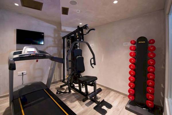 Fitnessraum im Hotel Cactus Mare mit Laufband, Krafttrainingsgeraet und Hanteln.