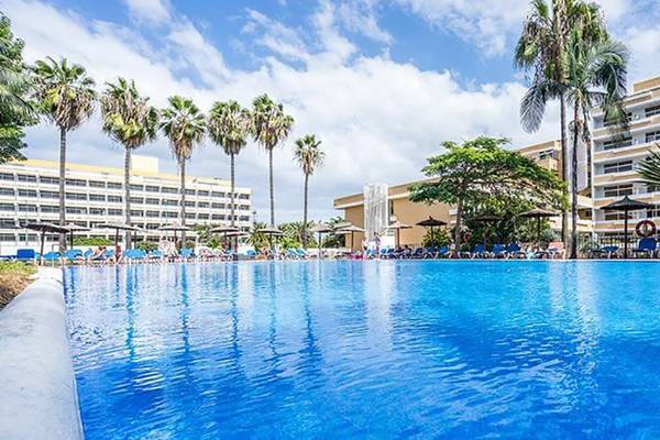 Außenpool des Bluesea Callao Garden Hotels mit Sonnenliegen und Palmen