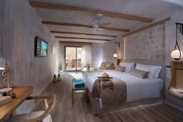 Doppelzimmer im Hotel Cactus Mare mit zwei Betten, Wohnzimmerbereich und Fernseher.