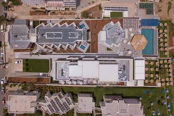 Luftaufnahme des Cactus Mare Hotels zeigt mehrere Gebäude, Swimmingpools und Gärten.
