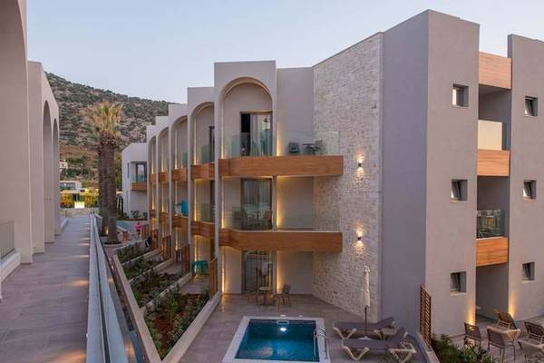 Außenbereich des Cactus Mare Hotels mit Swimmingpool und Sonnenliegen.