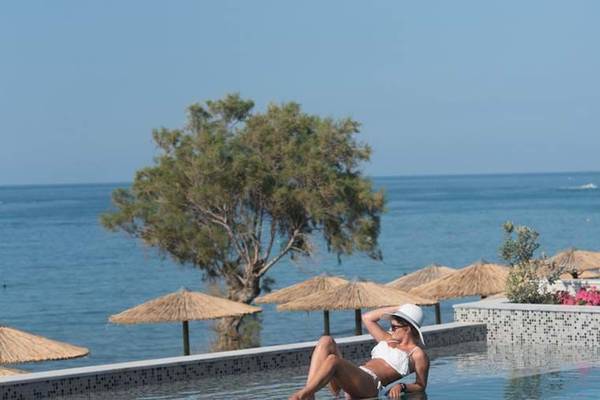 Frau im Pool vor Meerblick im Cactus Mare Hotel