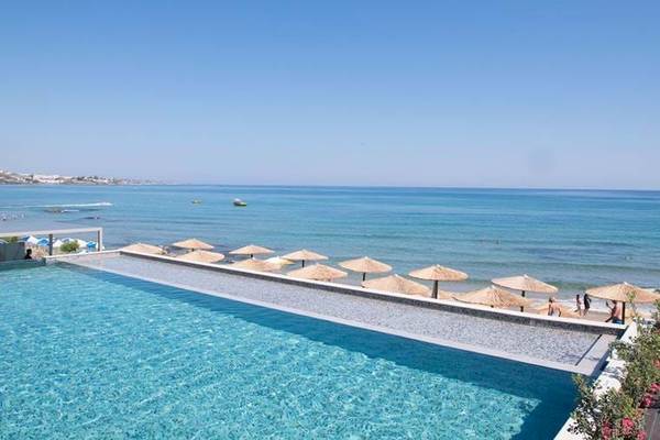 Pool am Strand des Cactus Mare Hotels mit Sonnenschirmen und Gästen.