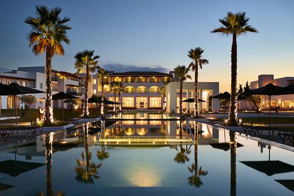 Außenbereich des Grecotel Casa Marron Hotels mit Pool und Palmen bei Nacht