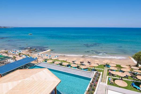 Luftaufnahme des Cactus Mare Hotels mit Pool, Strand und Sonnenschirmen
