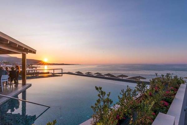 Cactus Mare Hotel Pool Terrasse mit Blick auf den Sonnenuntergang am Meer