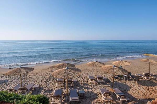 Strand mit Liegen und Sonnenhuten im Cactus Mare Hotel
