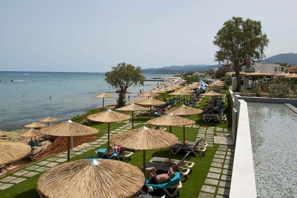 Strand mit vielen Sonnenschirmen und Liegen im Cactus Mare Hotel