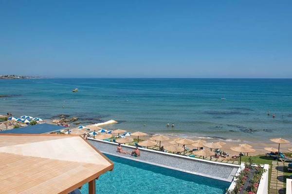 Pool-Bereich des Cactus Mare Hotels mit Blick auf das Meer und Sonnenschirme.