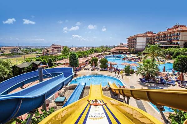 Aussicht auf den Wasserpark des Adalya ArtSide Hotels mit Rutschen und Pools.