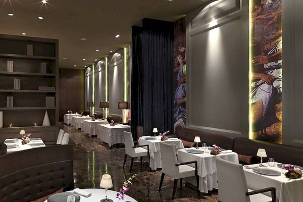 Innenansicht des Restaurants im Hotel Paradisus Playa del Carmen mit modernem Design und stilvollen Möbeln.