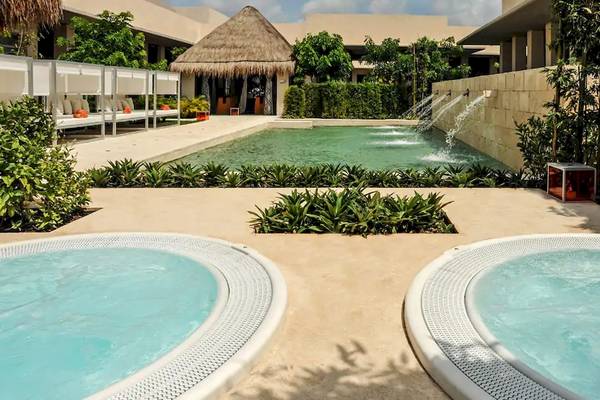 Außenpoolbereich des Paradisus Playa del Carmen Hotels mit zwei Whirlpools und einer Wasserfallbar.