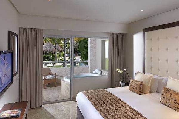 Hotelzimmer im Paradisus Playa del Carmen mit Badewanne und Fernseher.