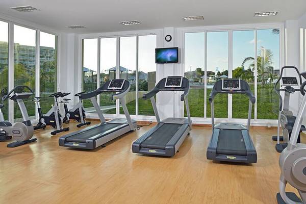 Fitnessstudio im Melia Marina Varadero Hotel mit Laufbändern und anderen Geräten.