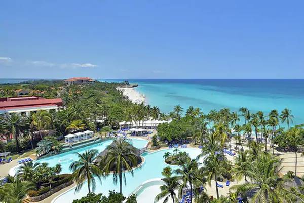 Luftaufnahme des Melia Marina Varadero Hotels mit Pool und Meerblick.