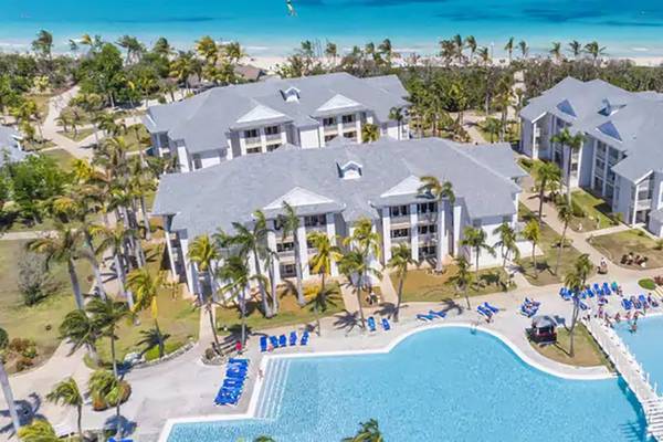 Luftaufnahme des Melia Marina Varadero Hotels mit Swimmingpool und vielen Liegestühlen.
