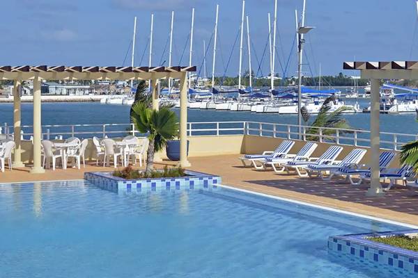 Poolbereich des Melia Marina Varadero Hotels mit Blick auf den Hafen und viele Boote