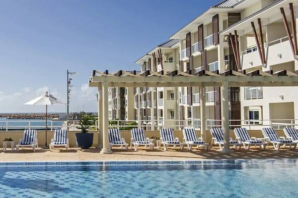 Außenpool mit Lounge-Stühlen und Sonnenschirmen im Melia Marina Varadero Hotel