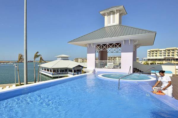 Außenpool des Melia Marina Varadero Hotels mit Aussicht auf den Hafen
