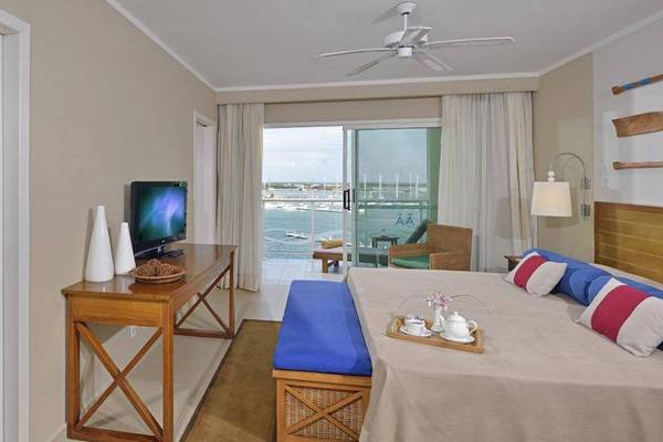 Hotelzimmer des Melia Marina Varadero mit Meerblick, Fernseher, Schreibtisch und Balkon.