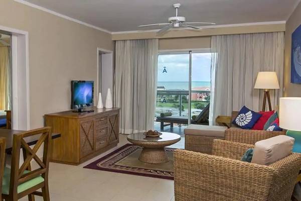 Wohnzimmer des Melia Marina Varadero Hotels mit Blick auf das Meer.