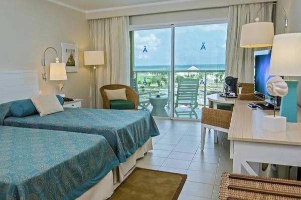 Doppelzimmer im Melia Marina Varadero mit zwei Betten und Meerblick.