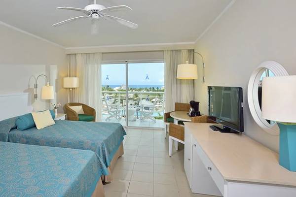 Zimmer im Melia Marina Varadero Hotel mit zwei Betten, Meerblick und moderner Ausstattung.