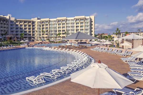 Außenbereich des Melia Marina Varadero Hotels mit großem Swimmingpool und Sonnenliegen.