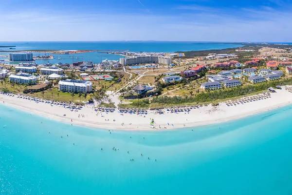 Luftaufnahme des Melia Marina Varadero Hotels mit weißen Stränden und blauem Wasser