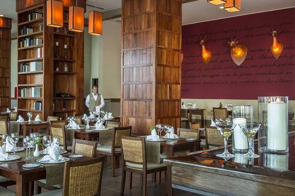 Innenbereich des Melia Marina Varadero Hotels mit vielen gedeckten Tischen und einem Kellner.