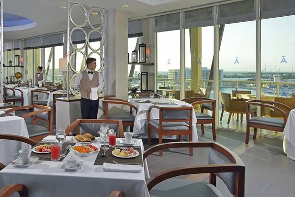 Innenansicht des Restaurants im Melia Marina Varadero Hotel mit Blick auf die Stadt.