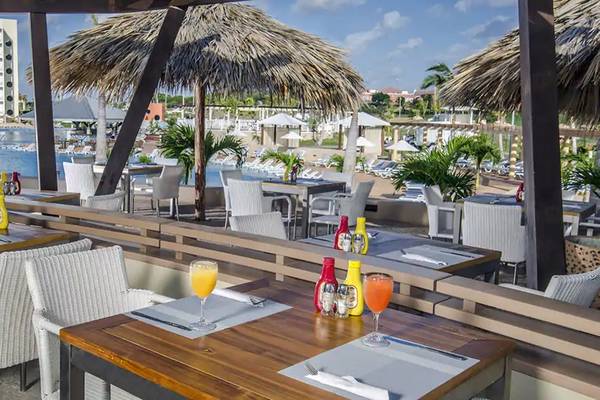 Außenrestaurant am Pool des Melia Marina Varadero Hotels mit Tischen und Stühlen.