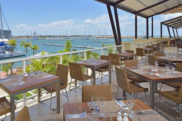 Außenbereich des Restaurants des Melia Marina Varadero Hotels mit Blick auf den Hafen und mehrere Segelboote.
