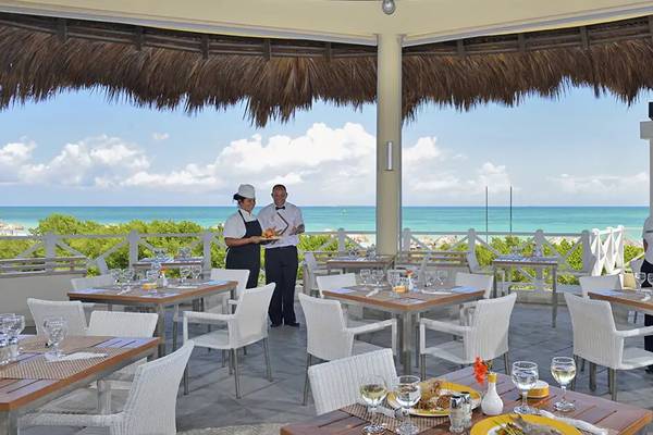 Restaurantterrasse des Melia Marina Varadero mit Blick auf das Meer.