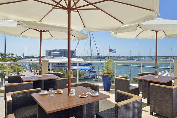 Terrasse des Melia Marina Varadero Hotels mit Blick auf den Hafen und das Meer.
